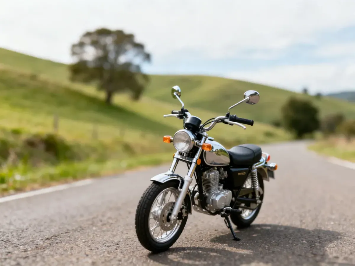 Yamaha Virago 125 z przodu na wiejskiej drodze, klasyczny cruiser w naturalnym świetle na tle zielonych wzgórz